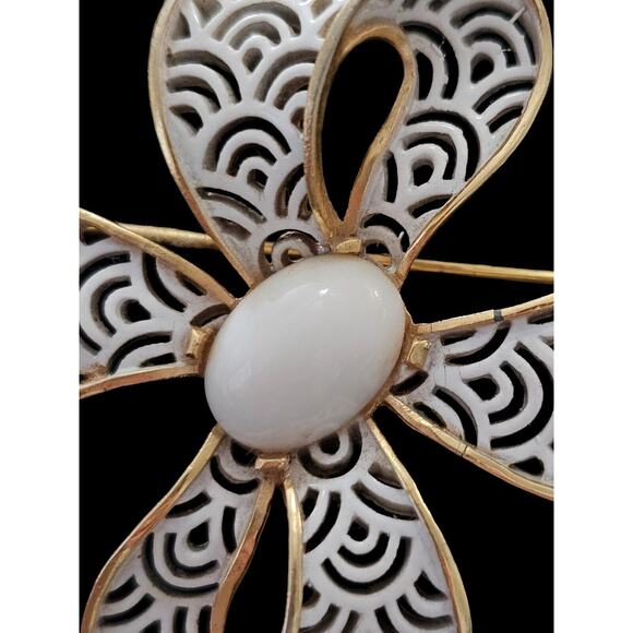 Vintage CROWN TRIFARI GOLD PLATED WHITE CABOCHON ENAMEL LACE RIBBON BOW BROOCH - Picture 7 of 11